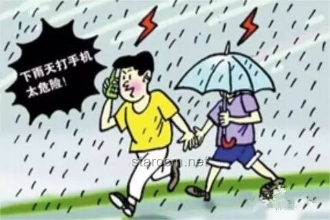 **孩子淋雨演出与老师打伞观看：真实性与合理性对比分析**